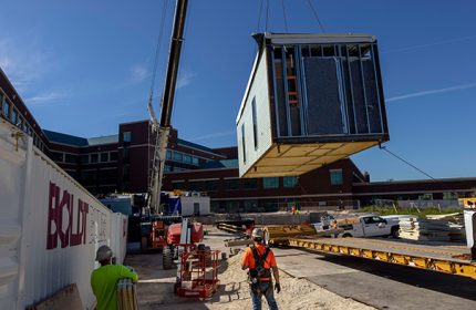 Crane Lifts Modular Unit into Place at Advocate Aurora Grafton 16-bed Expansion