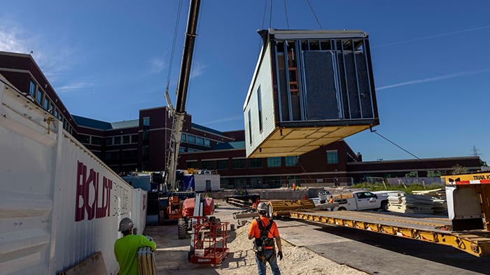 Crane Lifts Modular Unit into Place at Advocate Aurora Grafton 16-bed Expansion