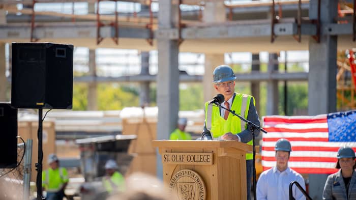 Tom Boldt speaks at St. Olaf College ceremony