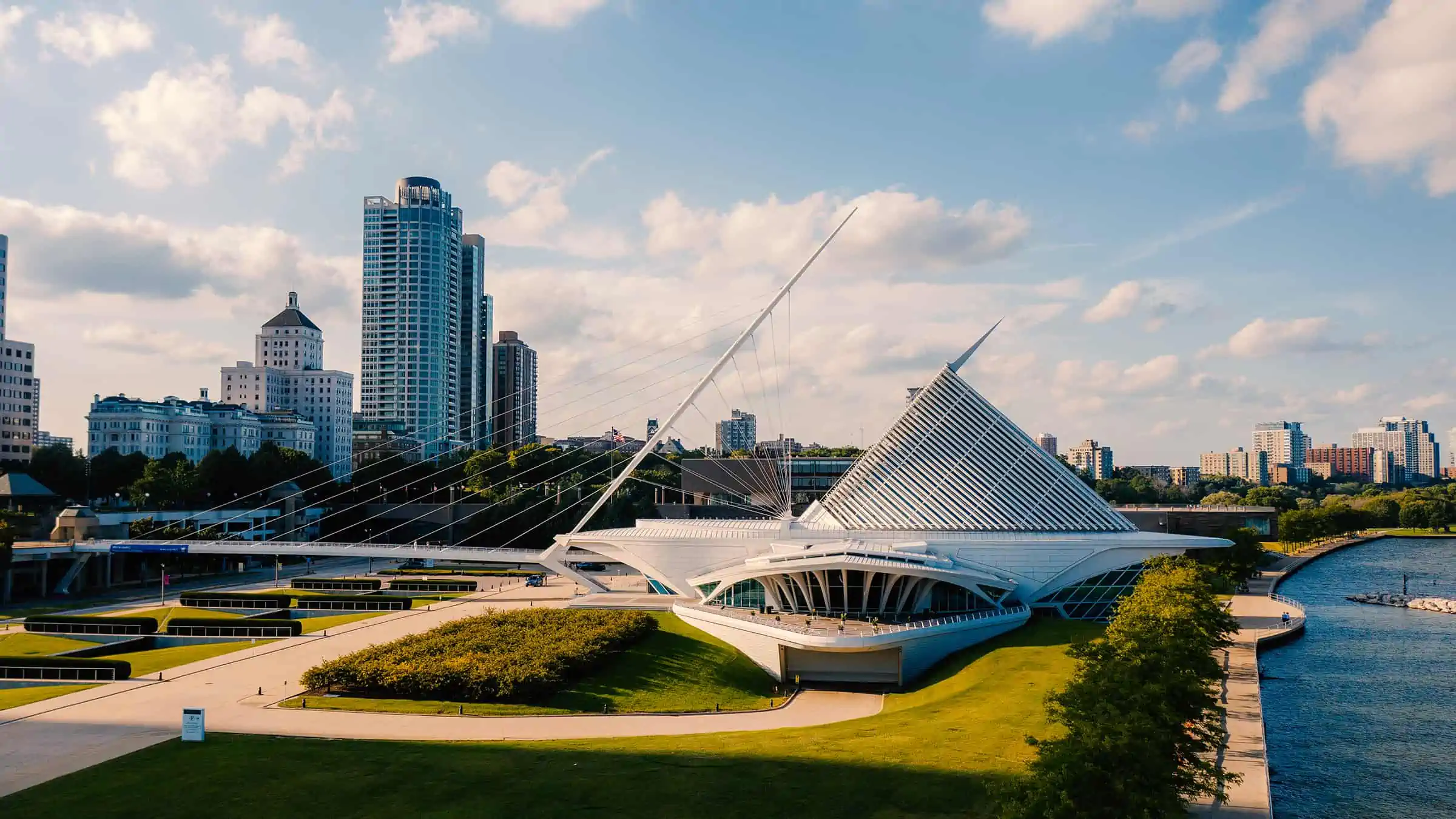Milwaukee Art Museum, Lakefront and Partial View of Skyline