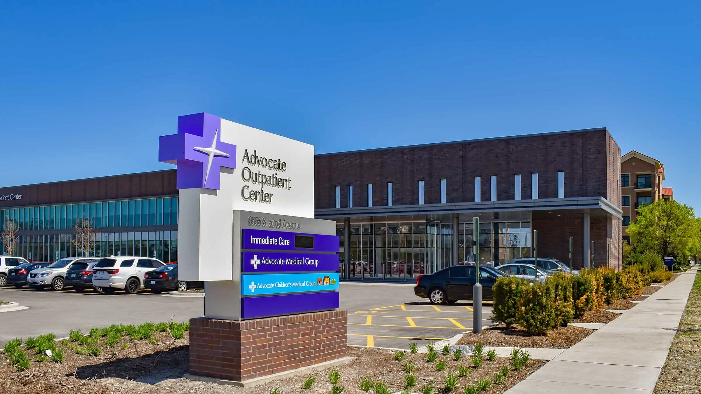 Advocate Medical Group - Oak Lawn Primary Care Exterior and Parking